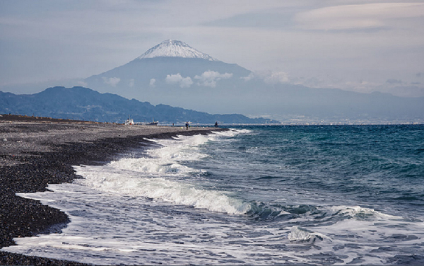 Miho no Matsubara, Shizuoka, Nhật Bản: đây, nó là một bãi biển cát trắng nổi tiếng trong văn hóa dân gian của người dân địa phương, là nơi những thiên thần đầm mình, tắm táp. Cát ở bãi biển Miho no Matsubara chuyển màu đen sau khi tiếp xúc với cát và đá núi lửa từ công trình xây dựng đường xe lửa ở gần đó.